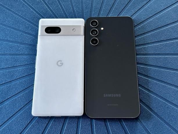 Google Pixel 7a e Samsung Galaxy A54 lado a lado