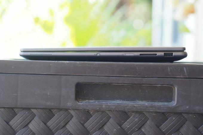 Vista lateral direita do Lenovo Slim Pro 9i mostrando portas.
