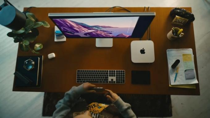 Mac Mini M2 na biurku.
