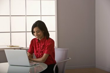 אישה על מחשב נייד