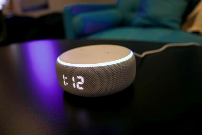Obroč ure Amazon Echo Dot 3. generacije je vklopljen