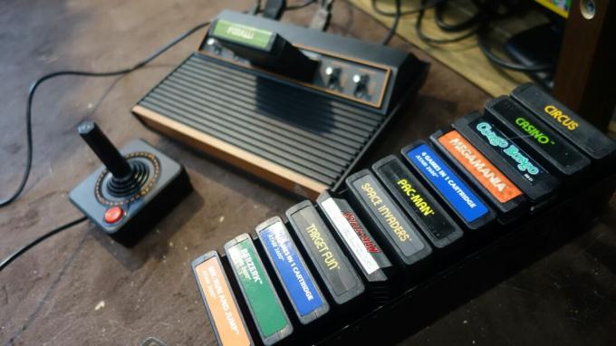 Atari ゲームが詰まったケースが Atari 2600+ の隣に置かれています。