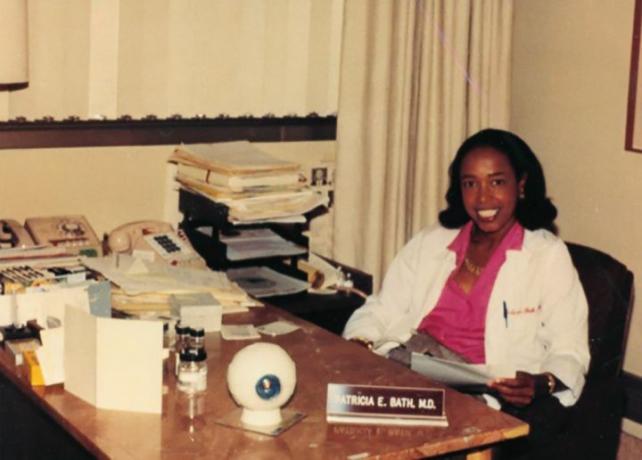 A doutora Patricia Bath é vista em 1984 na UCLA.