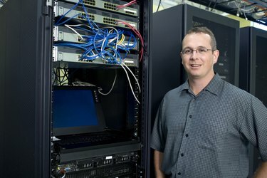 Portret technika stojącego w serwerowni