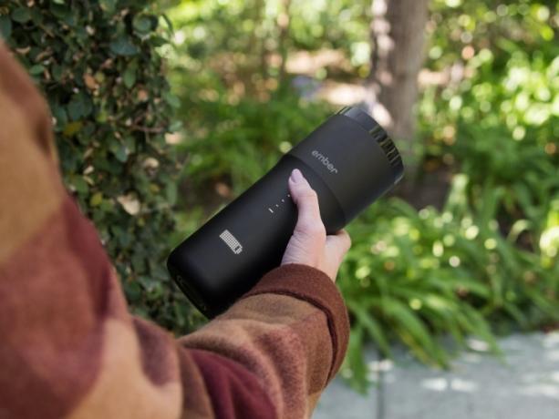 The Ember Travel Mug 2 на открито.