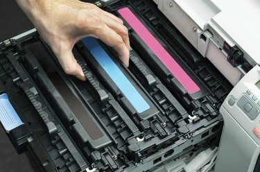 Man stopt toner in de printer