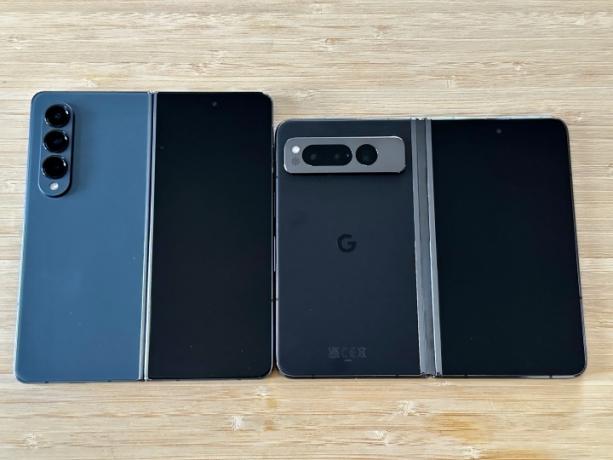 Αναδιπλούμενη σύγκριση μεγεθών Google Pixel Fold σε Obsidian και Samsung Galaxy Z Fold 4.