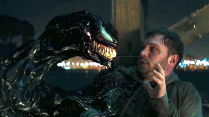 Venom terrorise Eddie Brock dans Venom.