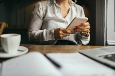 Mujer atractiva con teléfono celular para programar una reunión