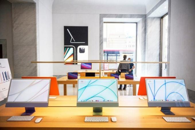 iMac tiek demonstrēts jaunā Apple Store Via Del Corso oficiālajā atklāšanā.