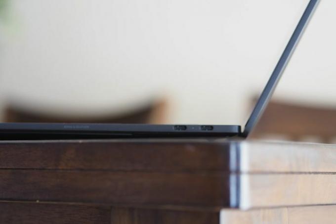 HP Dragonfly Pro Chromebooki külgvaade, millel on pordid ja kaas.