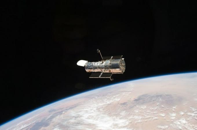 Rymdteleskopet Hubble i omloppsbana runt jorden.