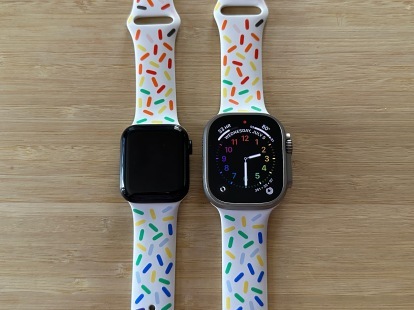 Apple Watch Series 5 Apple Watch Ultran vieressä.