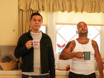 Julio og Luis fra This Fool står i køkkenet med kaffekrus.