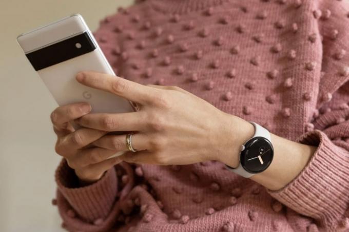 Google Pixel Watch를 착용하고 Google Pixel 6 Pro로 입력하는 여성의 라이프스타일 이미지.