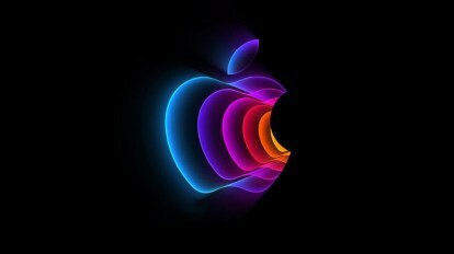 Stilizált Apple logó fekete alapon az Apple Peek Performance rendezvényén, 2022. március 8-án.