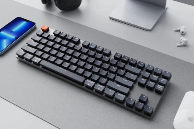 Клавиатурата Keychron K1 SE с нисък профил на бюро.