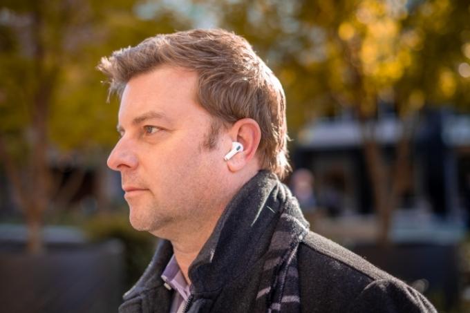 AirPods Pro-t viselő férfi.