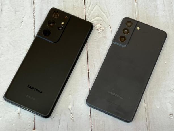 Der Kamerabuckel auf der Rückseite des Galaxy S21 FE (rechts) ist weniger ausgeprägt als beim S21 Ultra.