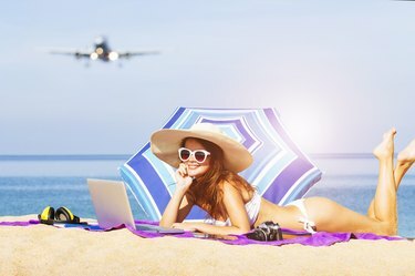 Fiatal nők élvezik a nyaralást a tengerparton
