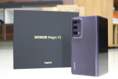 Honor Magic V2 w kolorze fioletowym.