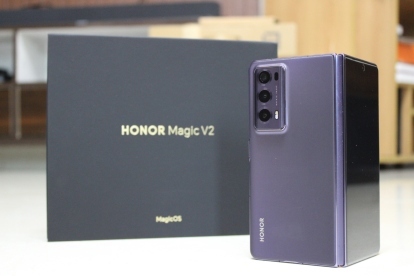 Honor Magic V2 purpursarkanā krāsā.