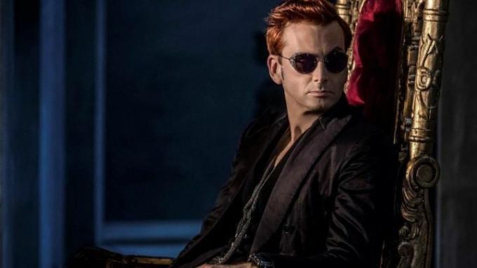 Crowley di singgasananya di Good Omens.