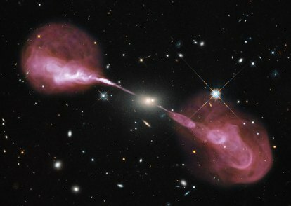 Galaktyka radiowa Hercules A ma w swoim centrum aktywną supermasywną czarną dziurę. Na zdjęciu emituje cząstki o wysokiej energii w dżetach rozszerzających się w płatki radiowe.
