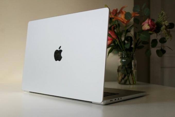 MacBook Pro aizmugurējais vāks.