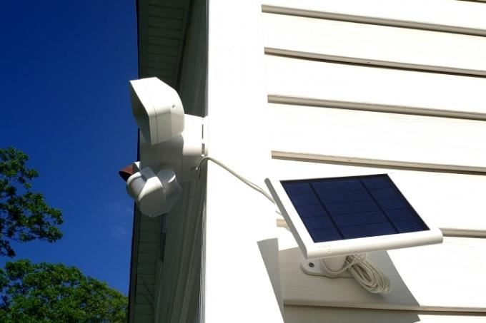 „Ring Smart Lighting“ saulės prožektorius ir saulės baterija 