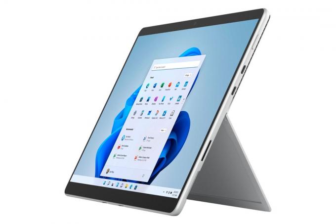 Microsoft Surface Pro 8 im seitlichen Winkel und angehoben auf einem Ständer, während Apps angezeigt werden.