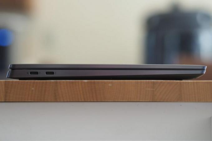 Dell Latitude 9330 のポートを示す左側面図。