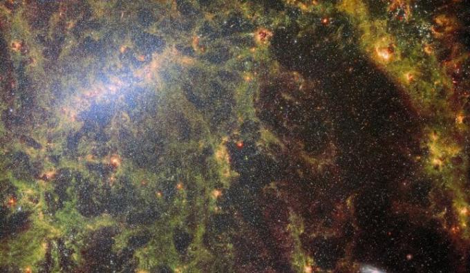 Et delikat spor av støv og lyse stjernehoper går over dette bildet fra NASAESACSA James Webb-romteleskopet. De lyse rankene av gass og stjerner tilhører den sperrede spiralgalaksen NGC 5068, hvis lyse midtre strek er synlig øverst til venstre på dette bildet. NGC 5068 ligger rundt 17 millioner lysår fra jorden i stjernebildet Jomfruen.
