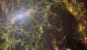 Intip ke dalam batang galaksi spiral berbatang pada gambar Webb
