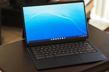 Lenovo IdeaPad Duet 5 Chromebook auki pöydällä.