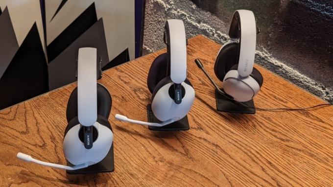 De Sony InZone Gaming-headsets op een tafel