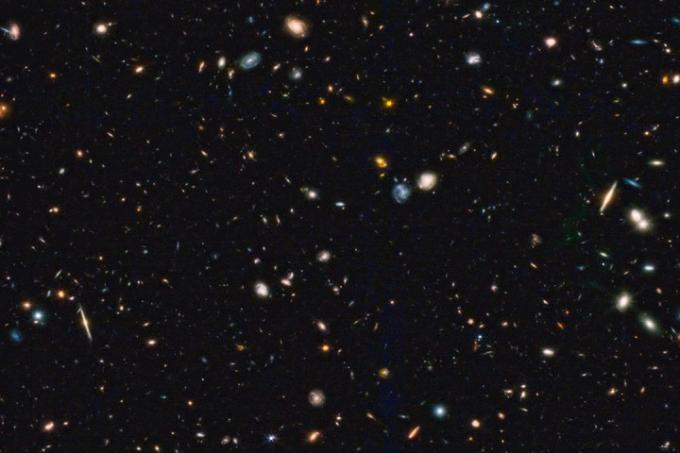 Це зображення є частиною великої мозаїки, зробленої за допомогою камери ближнього інфрачервоного діапазону (NIRCam) космічного телескопа Джеймса Вебба. Це клаптик неба біля ручки Великої Ведмедиці. Це одне з перших зображень, отриманих у рамках спільної роботи дослідників Cosmic Evolution Early Release Science Survey (CEERS).