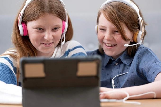 Crianças usando fones de ouvido School Plus.