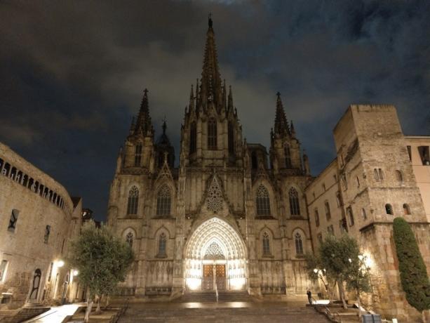 cameravergelijking bij weinig licht Kathedraal van Barcelona HTC U11