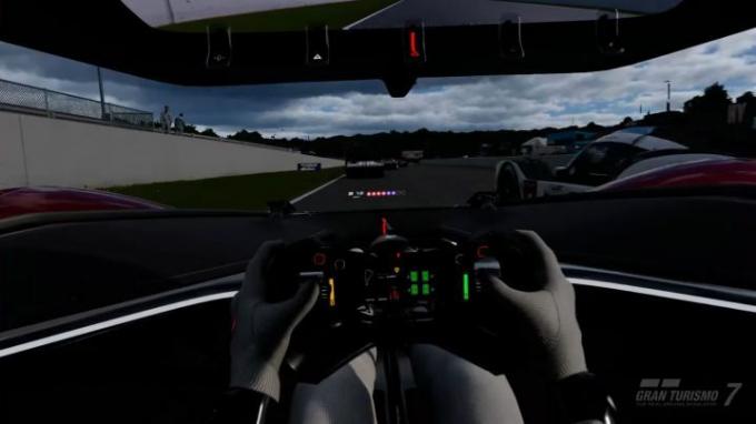 Un pilota tiene il volante di un'auto in Gran Turismo 7 VR.