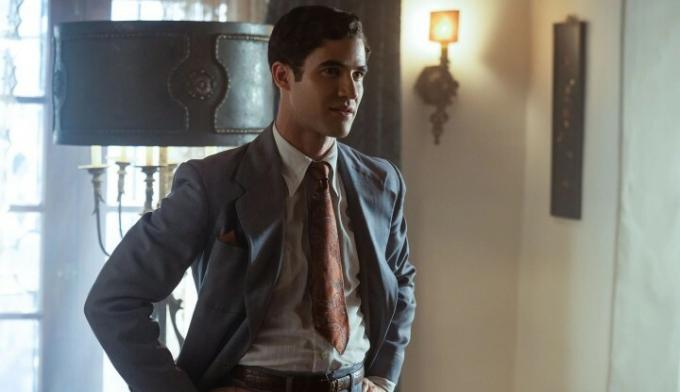 Darren Criss stojí v Hollywoode.