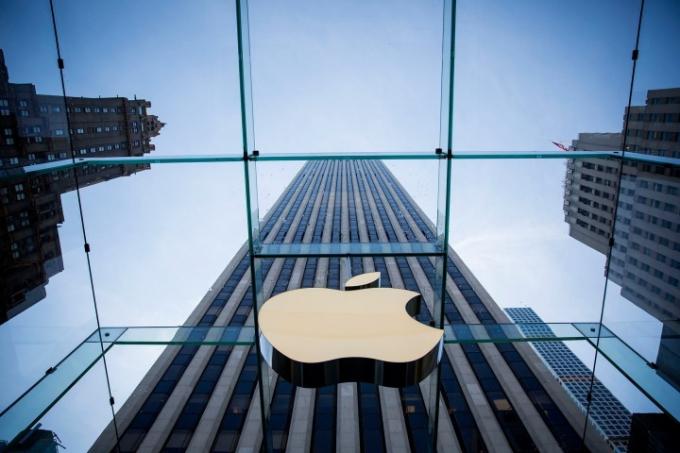 Apple-logotypen visas på Apple Store den 17 juni 2015 på Fifth Avenue i New York City