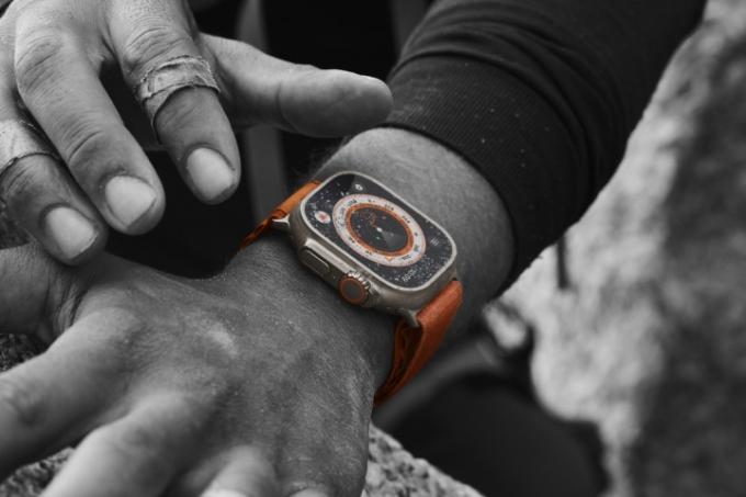 Iemand die de Apple Watch Ultra draagt ​​tijdens het klimmen.