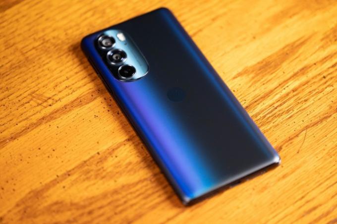 Motorola Edge+ (2022) pohled zezadu na dřevěný povrch.