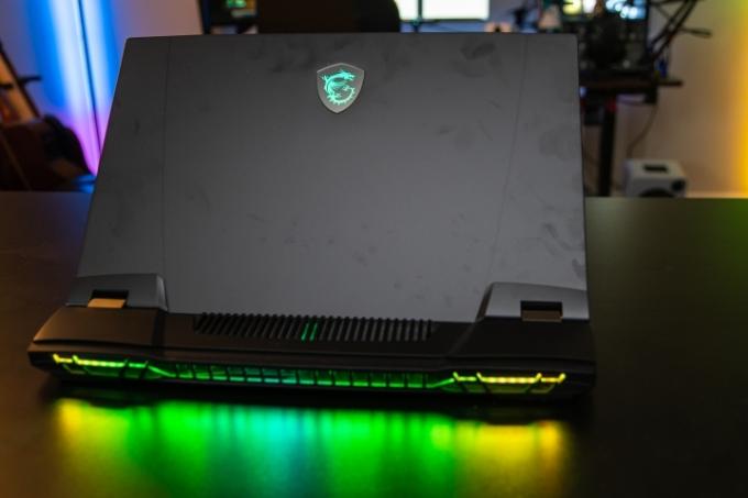 Iluminação RGB na parte de trás do laptop MSI GT77 Titan.