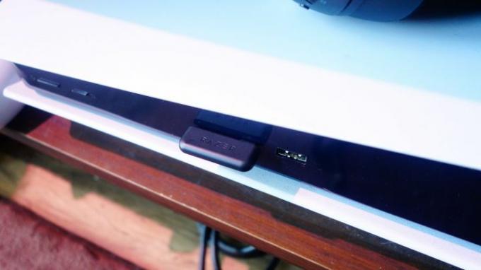 En Razer Barracuda pro USB-C-dongel ansluten till en PS5.