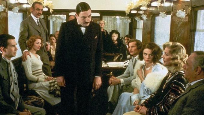 Poirot presenta su caso a algunos sospechosos en Asesinato en el Orient Express