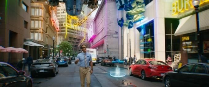 『フリー・ガイ』のシーンで、ライアン・レイノルズが混雑した通りを走っています。