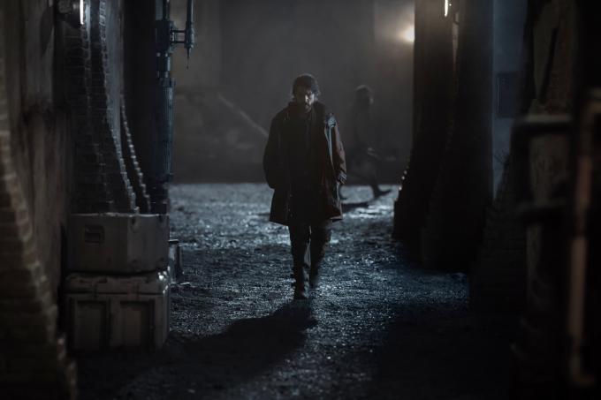 Cassian Andor egy sikátoron sétál az Andor 1. évadában.