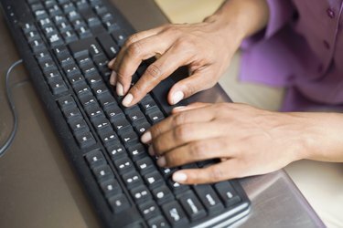 Mulher usando teclado